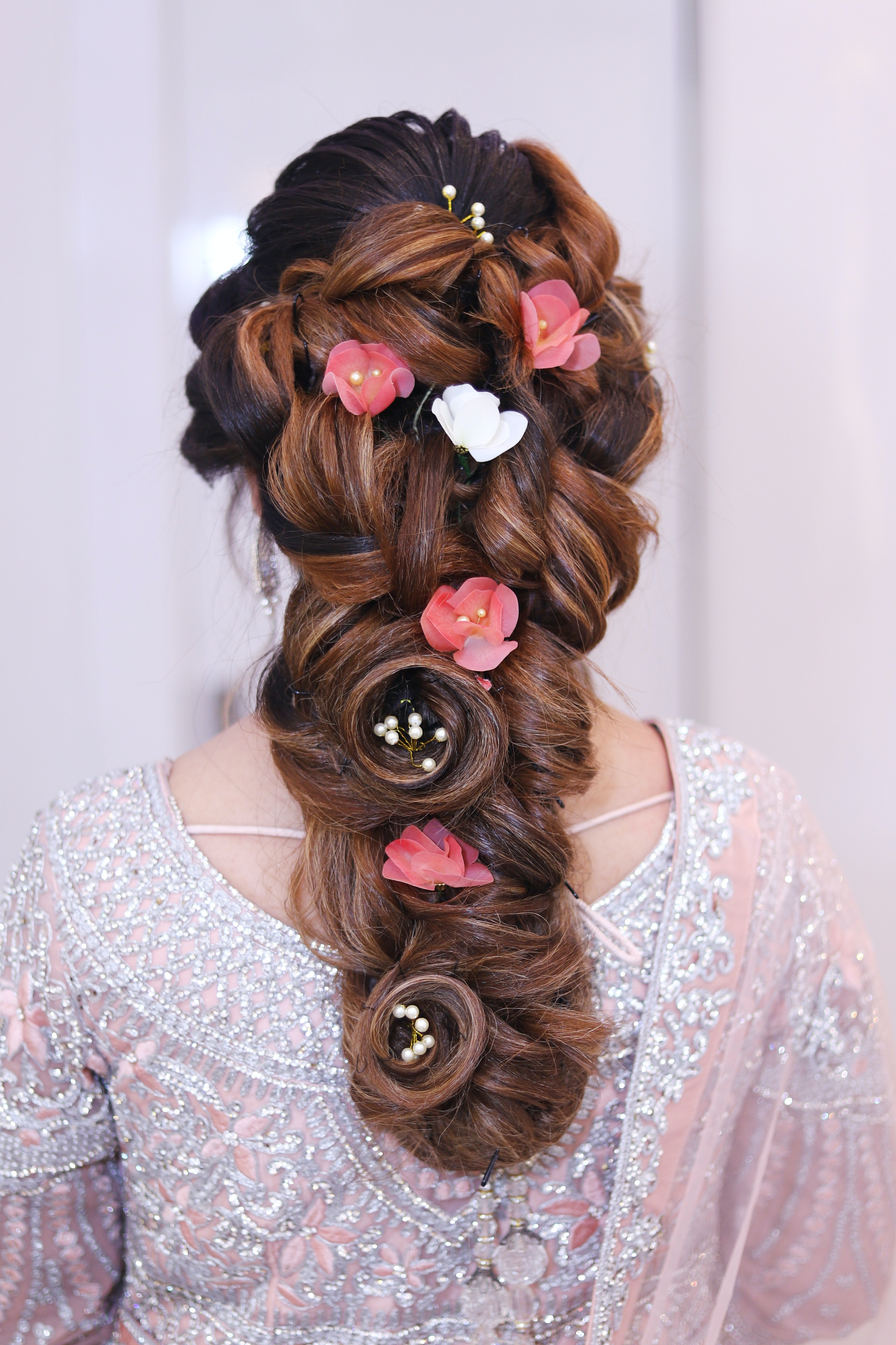 Une femme portant un haut à fleurs rose et blanc sur se cheveux. | Photo : Pexels