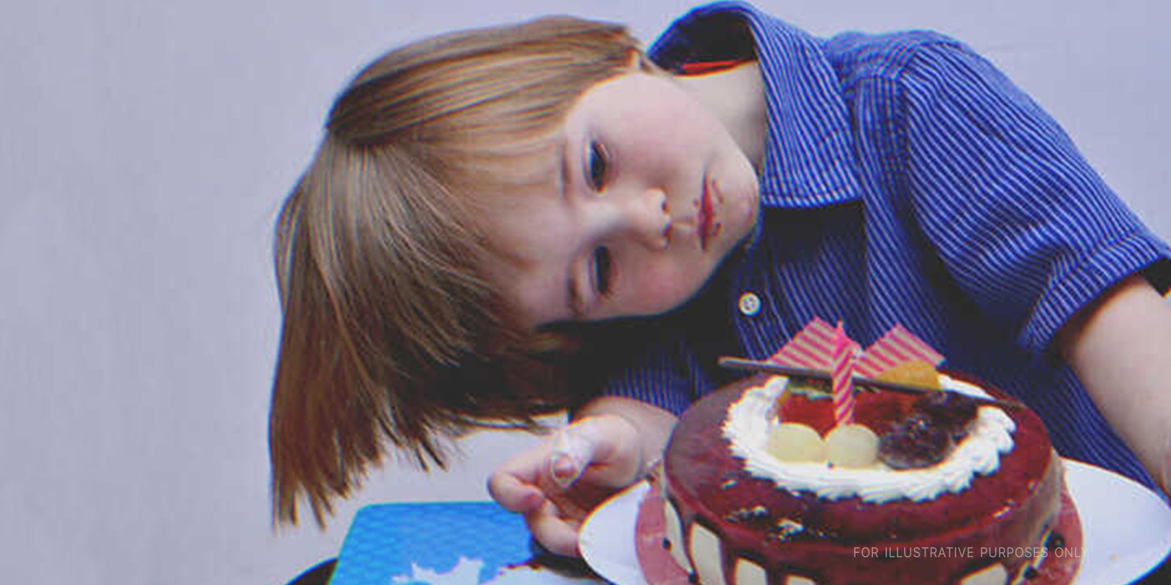 Niño viendo una torta | Foto: Flickr/Marufish