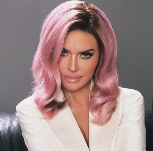 Lisa Rinna rocking pink hair and lipstick. | Source: Instagram/lisarinna 