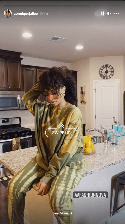 A picture of Zonnique Pullins as she poses on her kitchen counter | Photo: Instagram/zonniquejailee