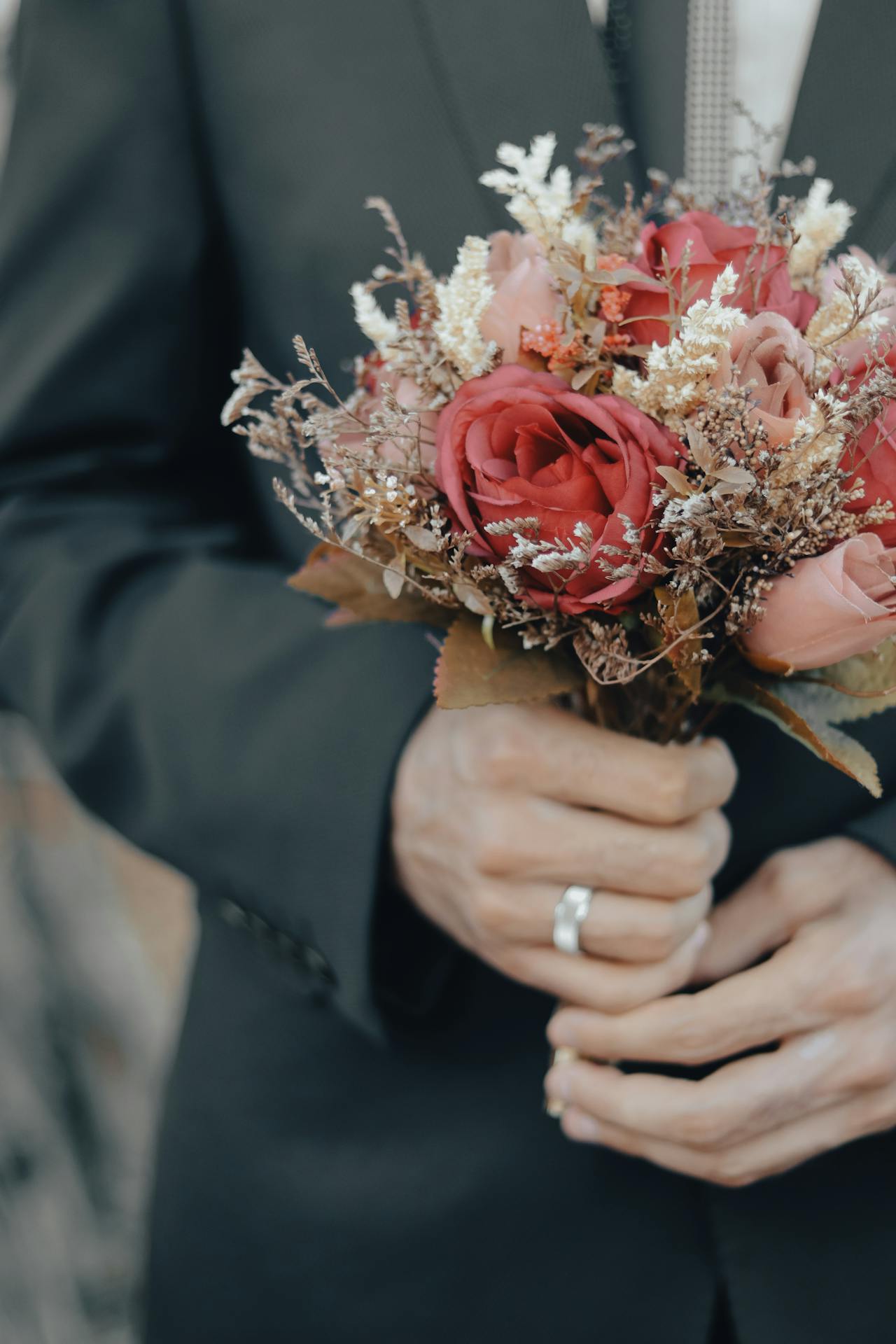 A man holding a bouquet of flowers | Source: Pexels