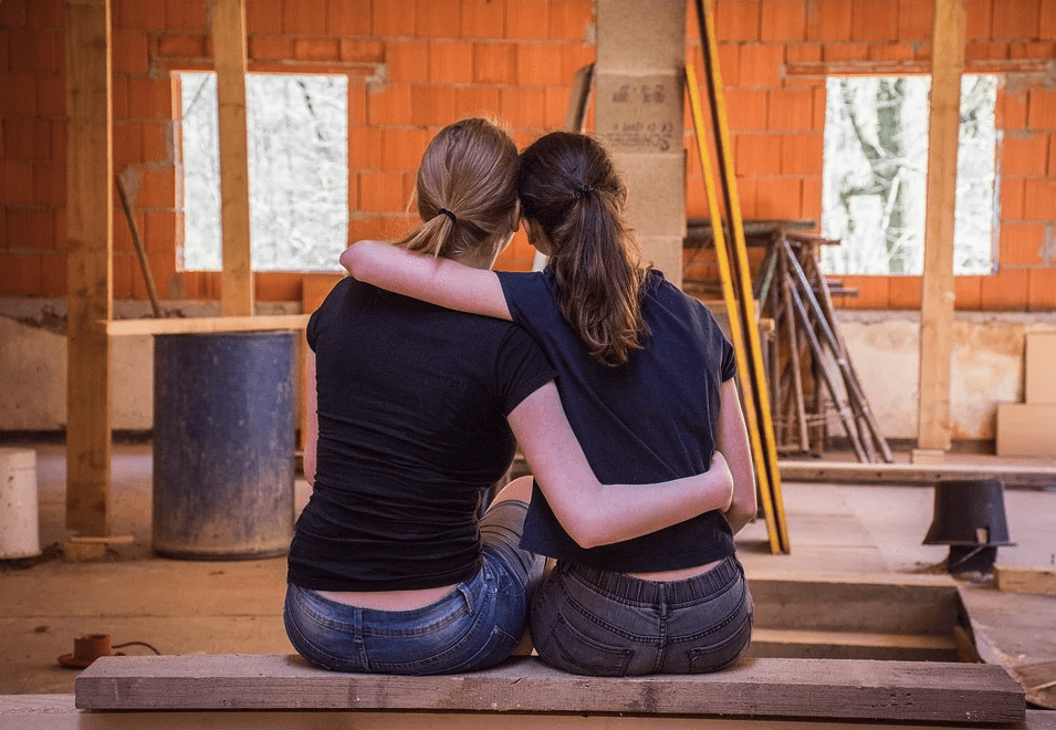 Girlfriends passionately hold each other while sitting | Photo: Pixabay