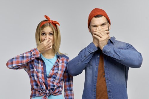 A couple pinching their noses because of a bad smell. | Source: Shutterstock.