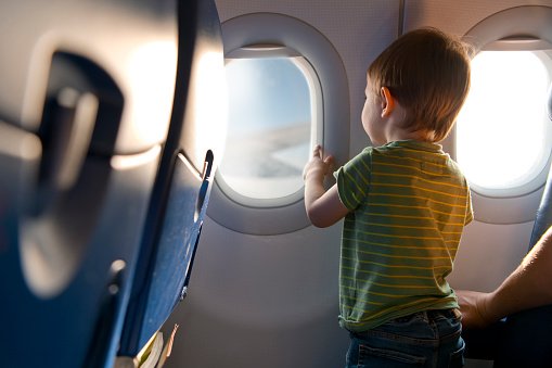 Un enfant dans un avion. | Photo : Getty Images Un enfant dans un avion. | Photo : Getty Images