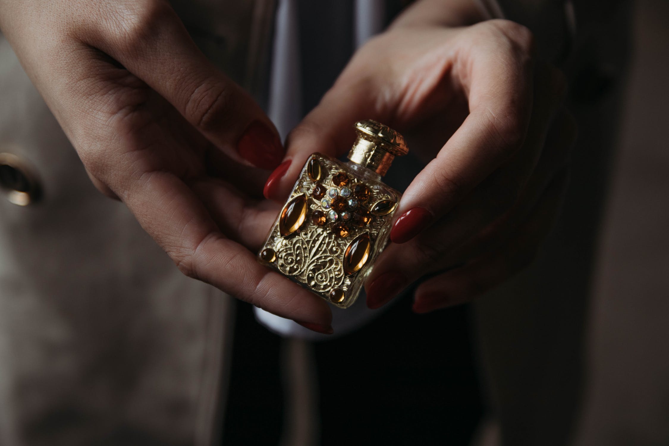 Frasco de perfume con joyas preciosas. | Foto: Pexels