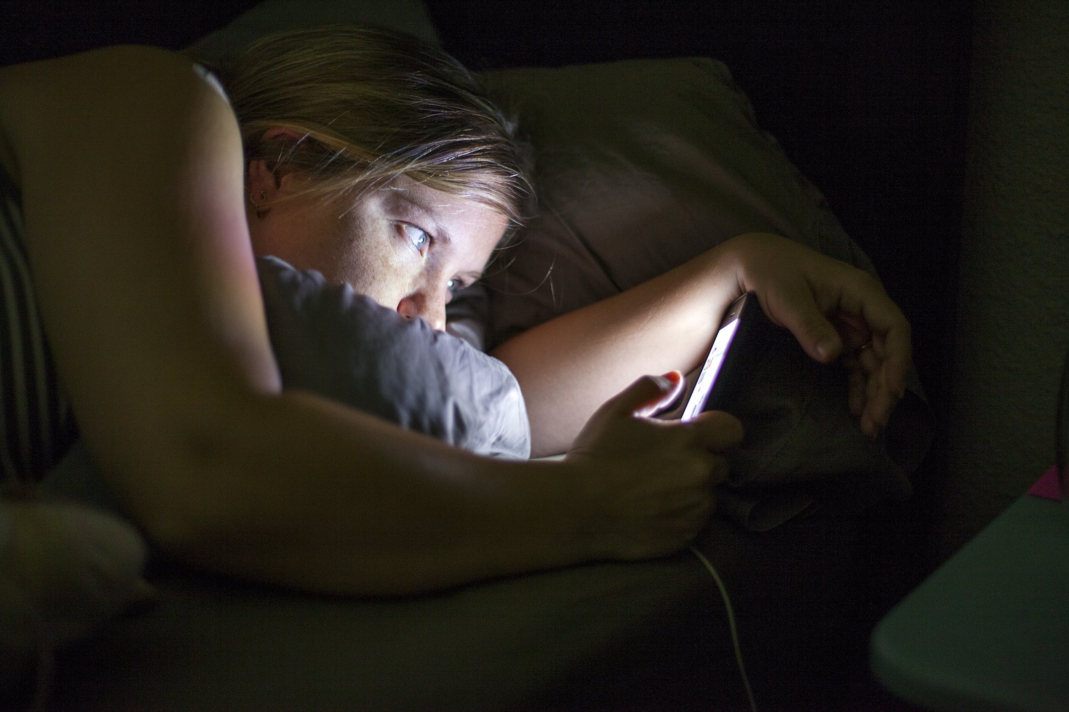 Une femme regardant un téléphone portable. | Photo : Getty Images
