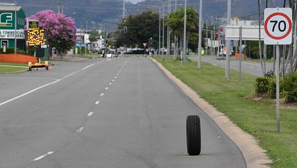 Un pneu du véhicule accidenté est vu debout sur la route.|Photo : Getty Images.