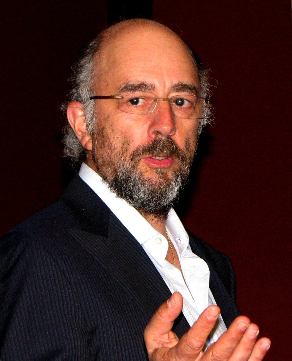 Richard Schiff speaking at the Oxford Union in May 2009. | Source: Wikimedia Commons