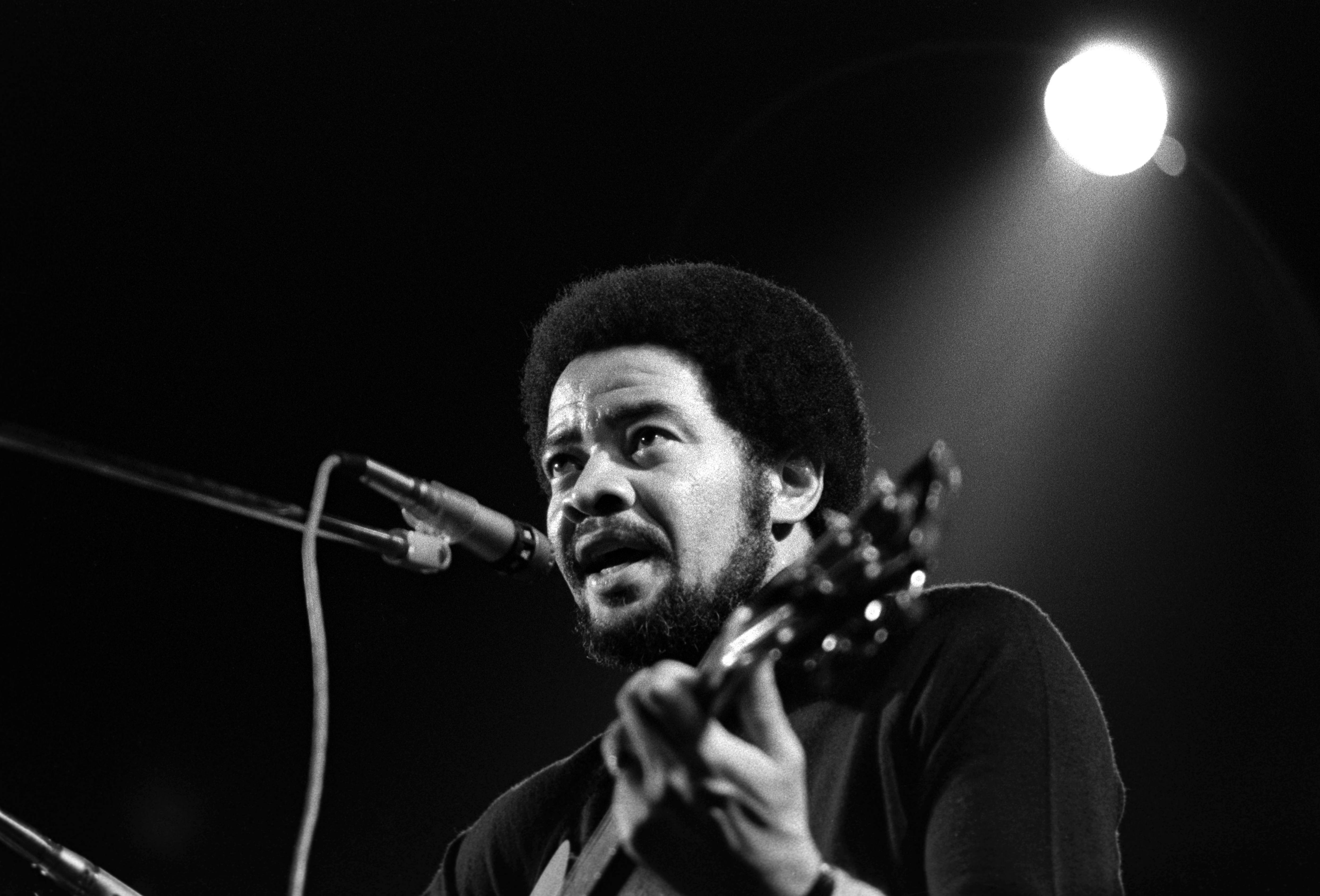 Bill Withers performs onstage at the Rainbow Theatre on October 1, 1973 in United Kingdom. | Photo: Getty Images