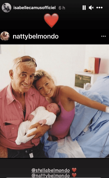 Jean-Paul Belmondo tenant sa fille Stella dans ses bras. | Photo : Story Instagram / Nattybelmondo