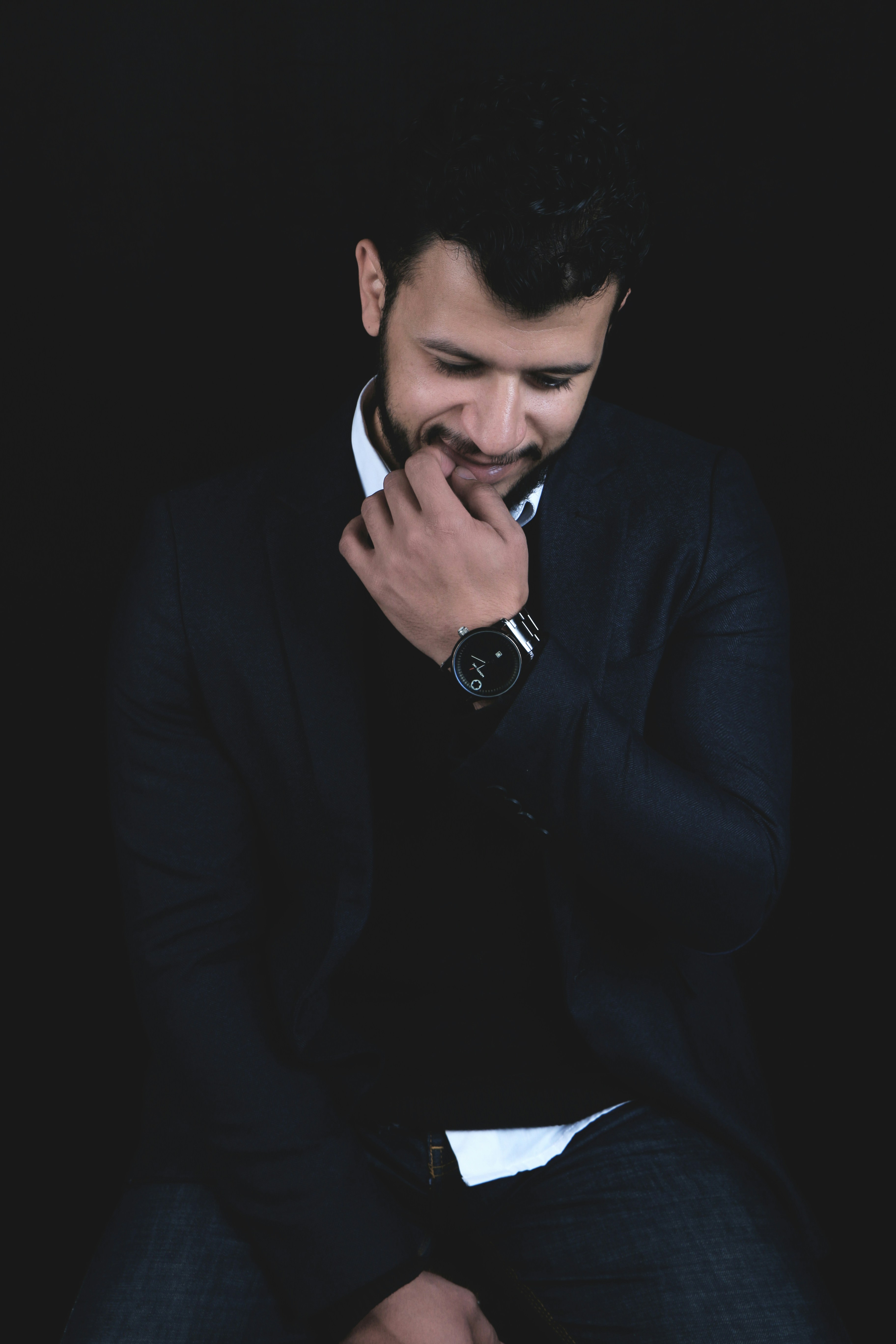 Man looking down | Source: Unsplash