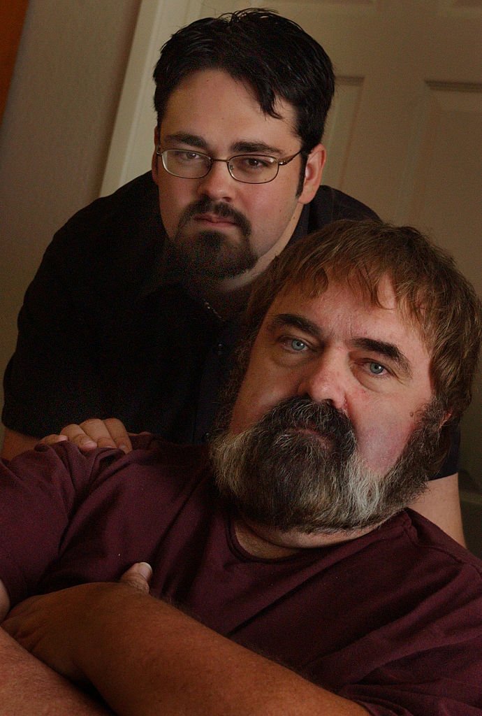 Zachary (top) and father Walter Olkewicz at their home in Burbank in California in 2003 | Photo: Getty Images