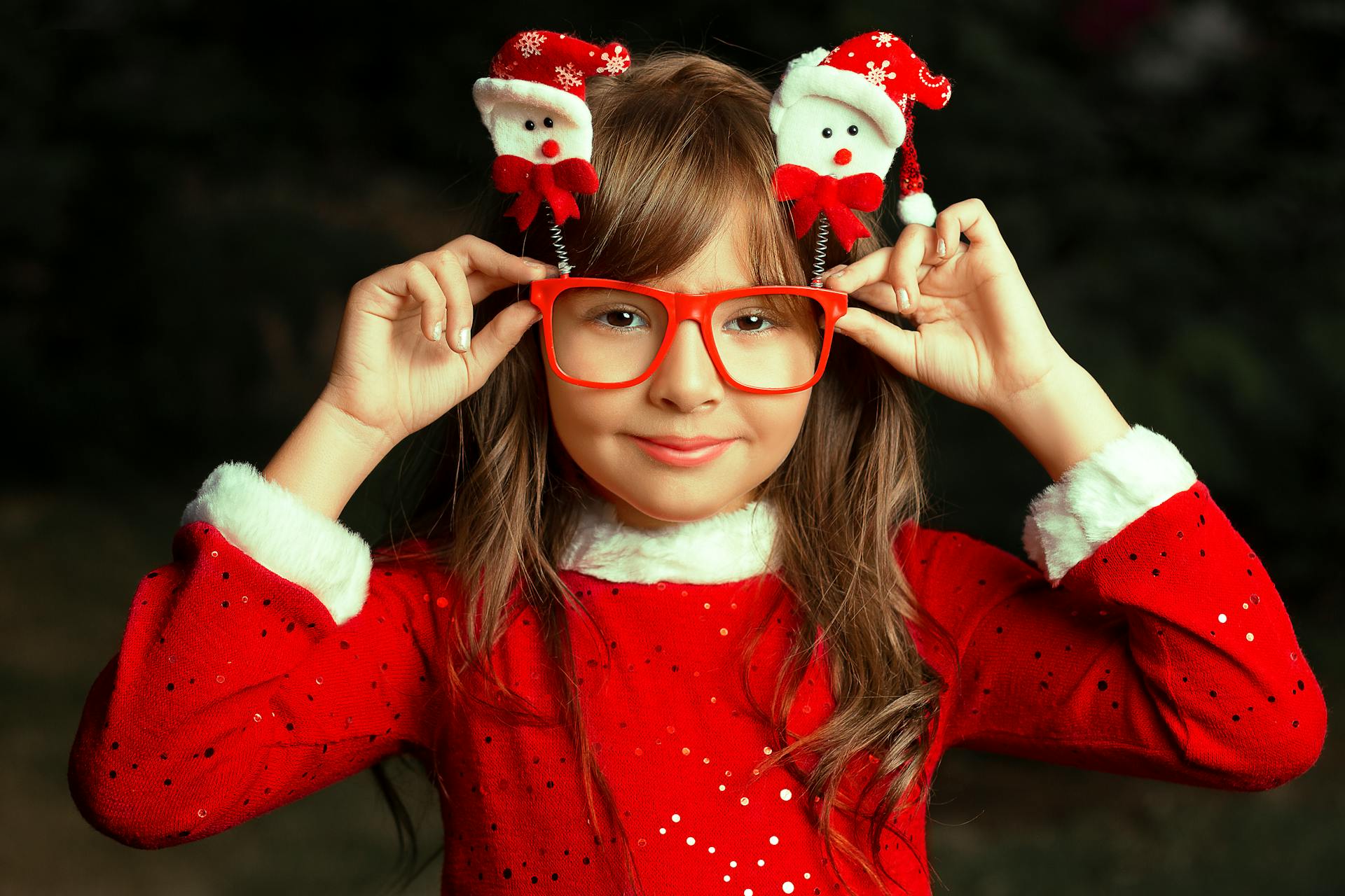 A little girl dressed for Christmas | Source: Pexels