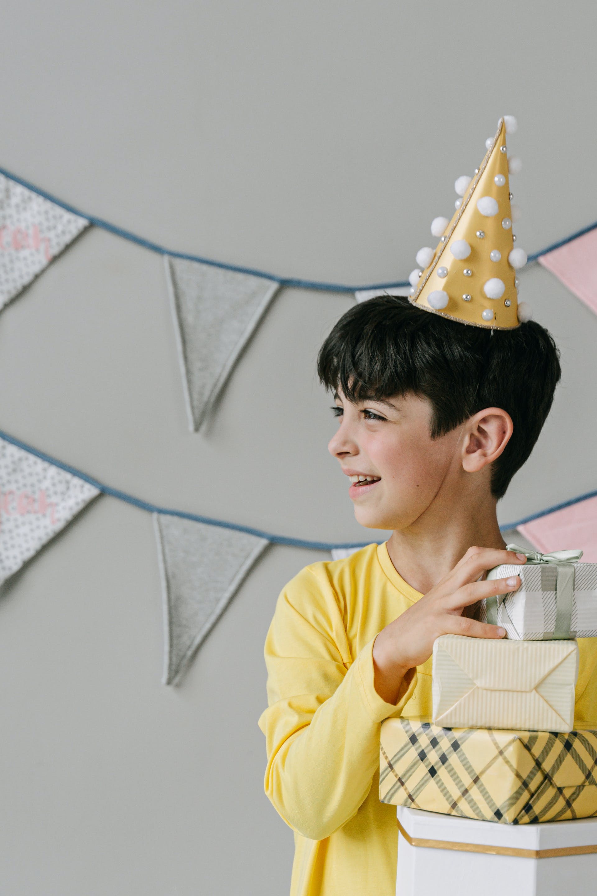 A young boy holding his birthday presents | Source: Pexels