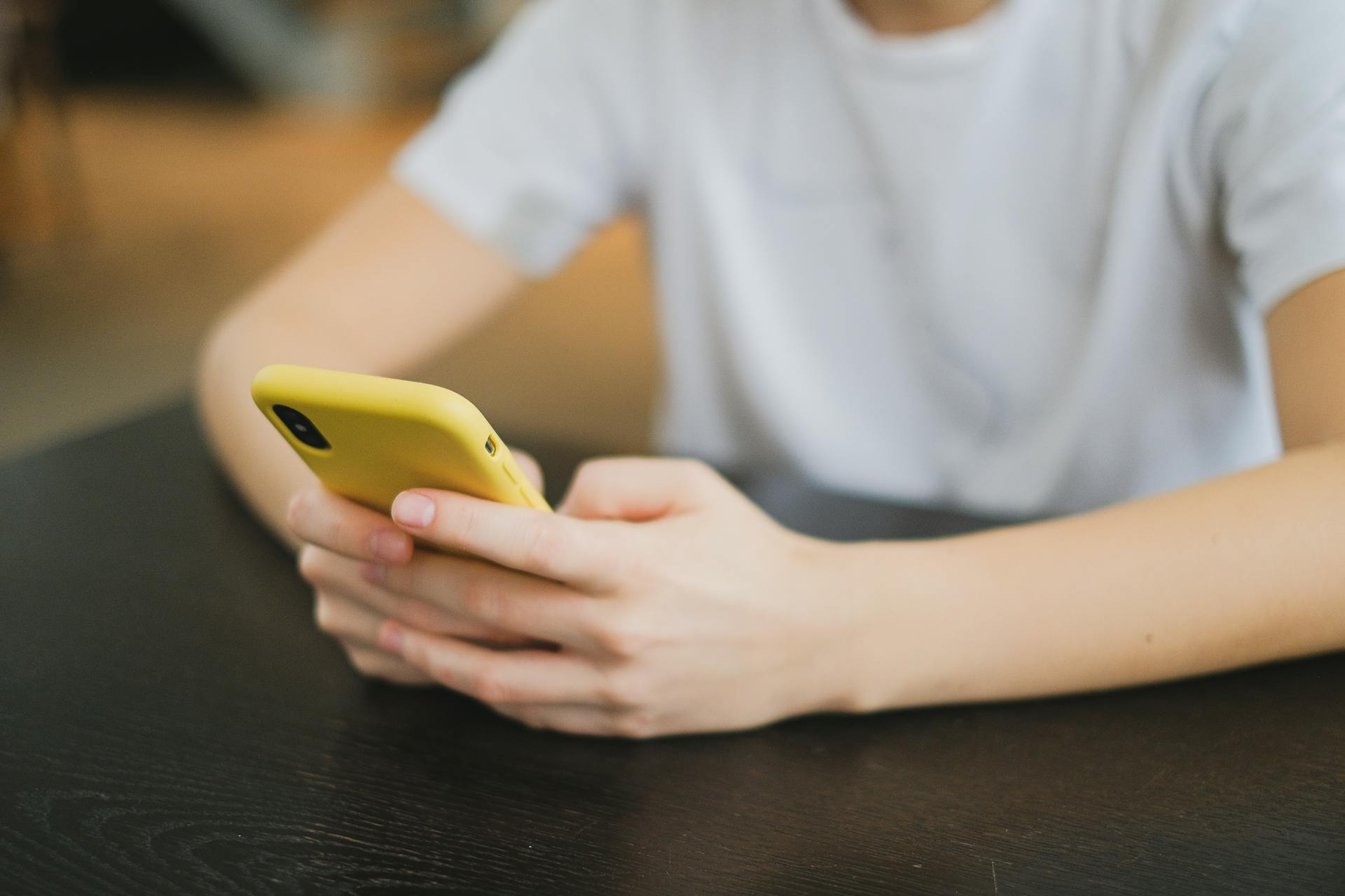 A woman reading her messages | Source: Pexels