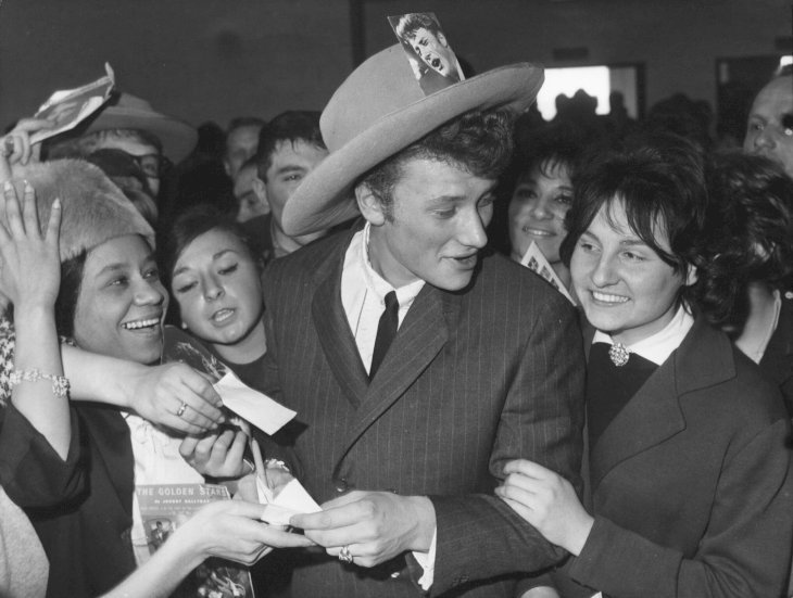 Johnny Hallyday avec plusieurs femmes. | Photo : GettyImage