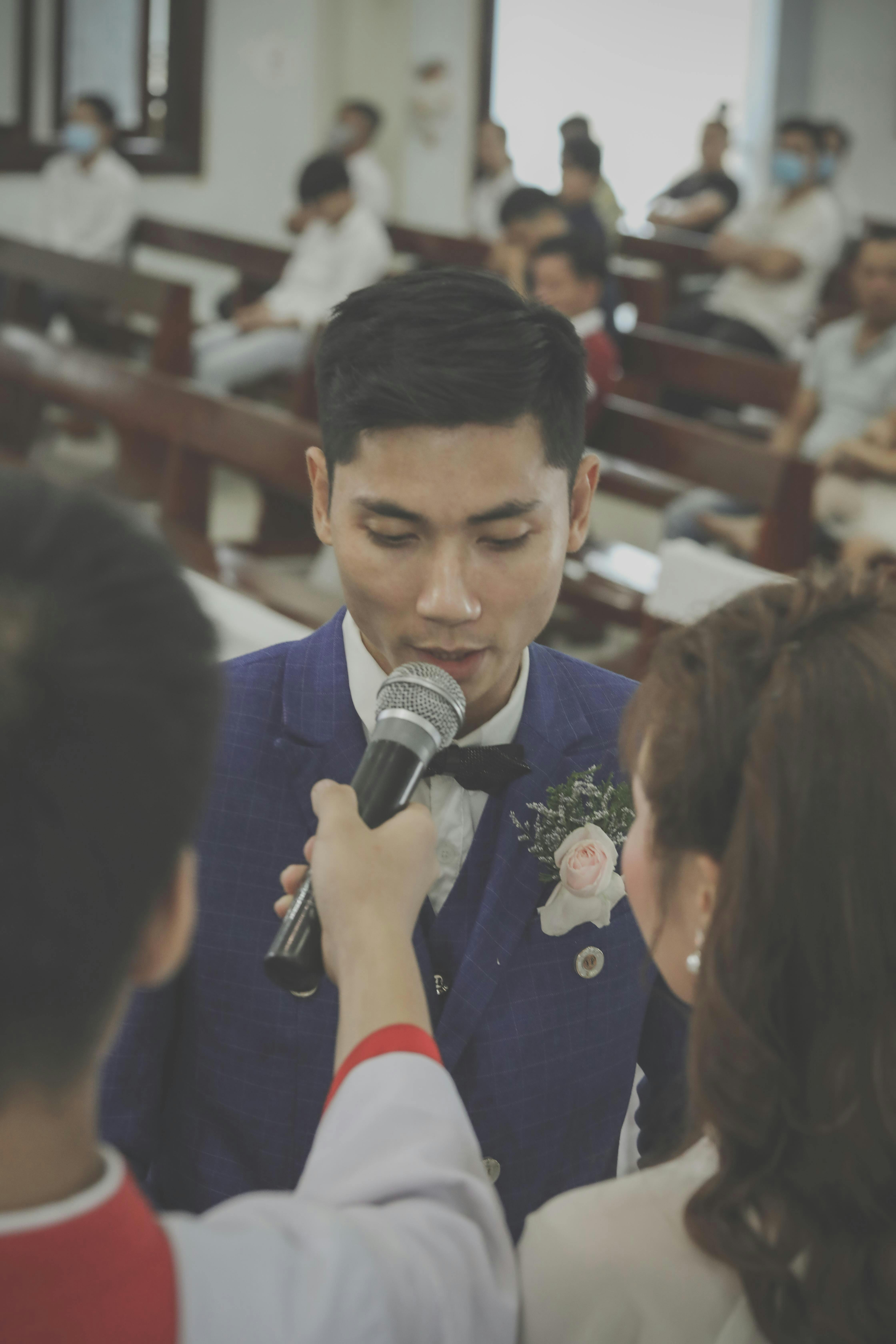 A groom talking into a microphone | Source: Pexels