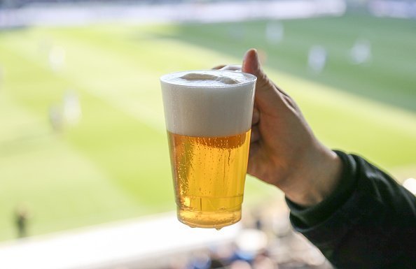 Un homme demande une bière à sa femme, mais elle était réticente à lui en acheter une : Getty Images Un homme demande une bière à sa femme, mais elle était réticente à lui en acheter une : Getty Images