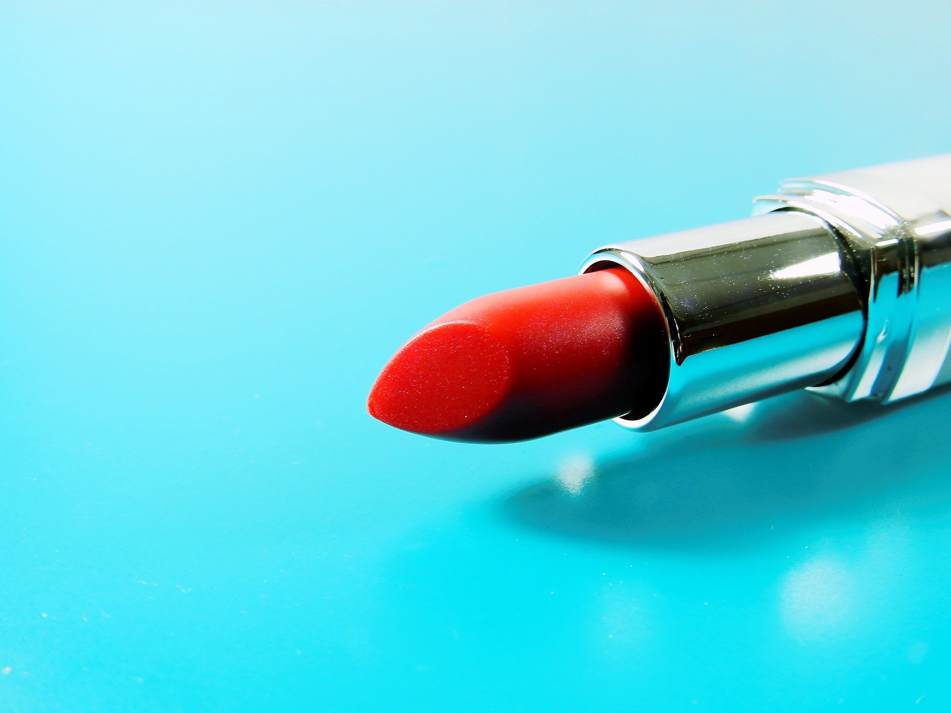 Close up picture of red lipstick. | Source: Pixabay.