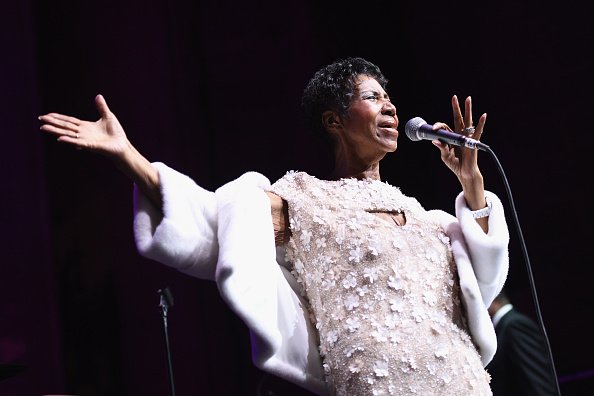 Aretha Franklin performing onstage at the Elton John AIDS Foundation | Photo: Getty Images
