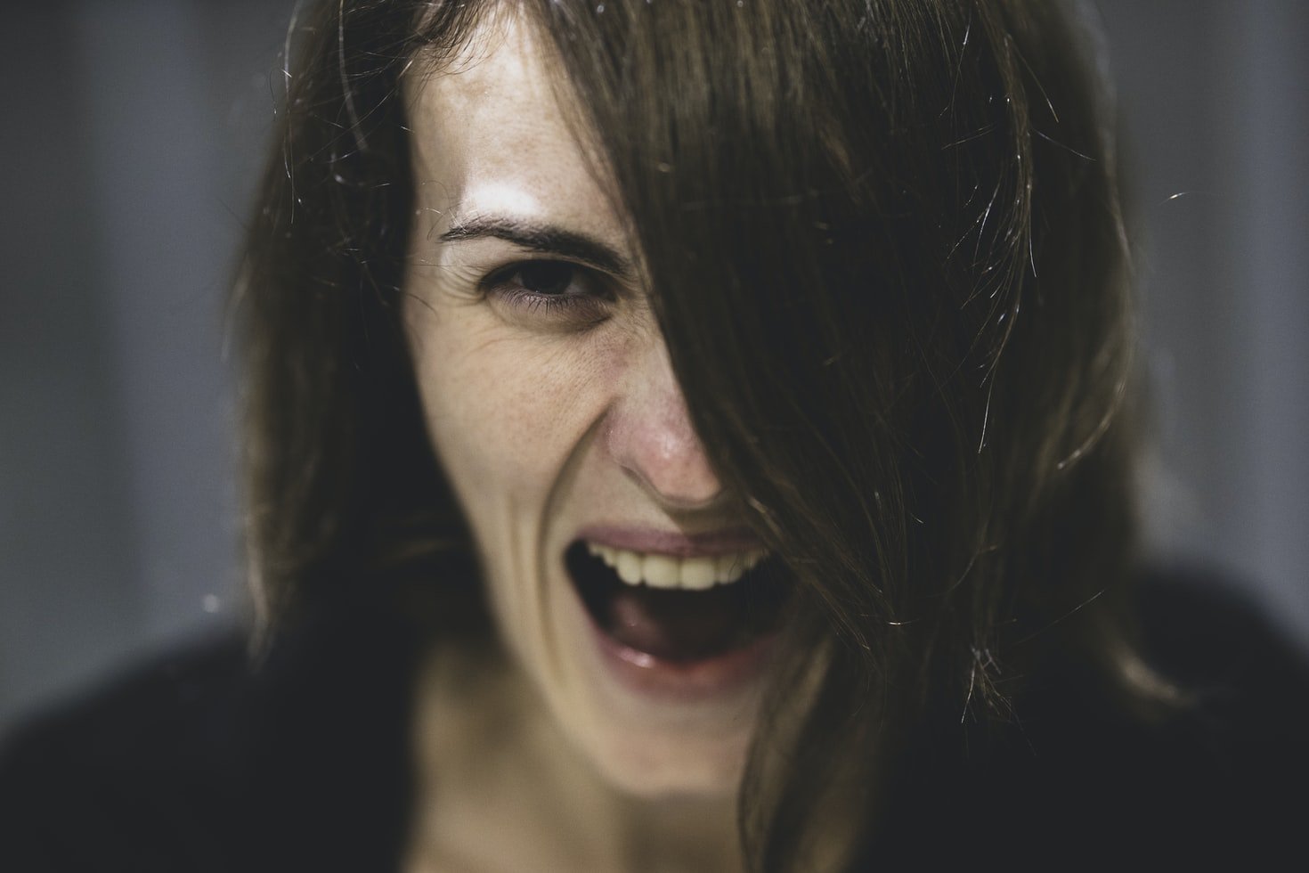 Una mujer joven grita de rabia. | Foto: Unsplash