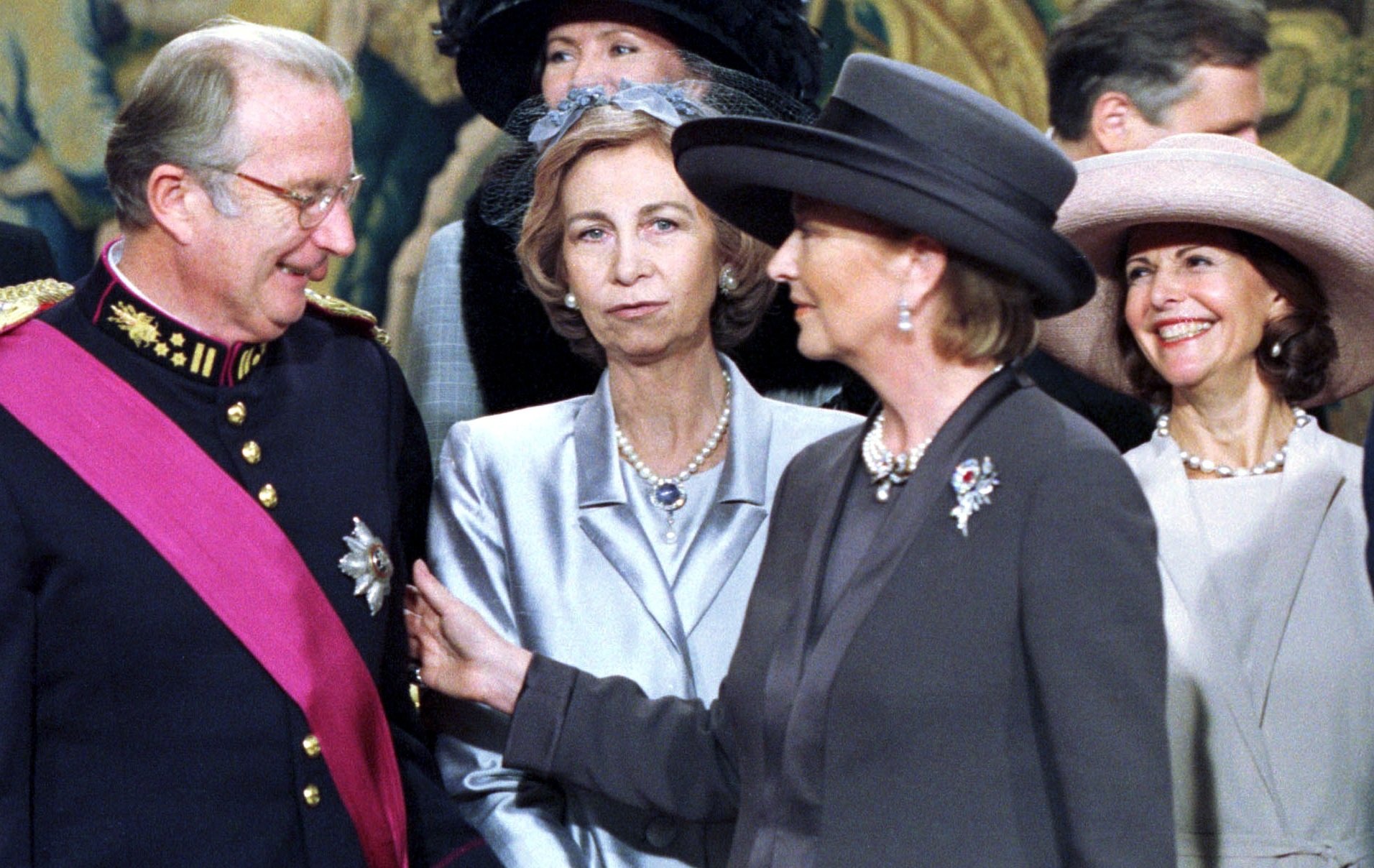 Reina Sofía luce zafiro cabujón rodeada de invitados en boda en Londres en 1999. | Foto: Getty Images