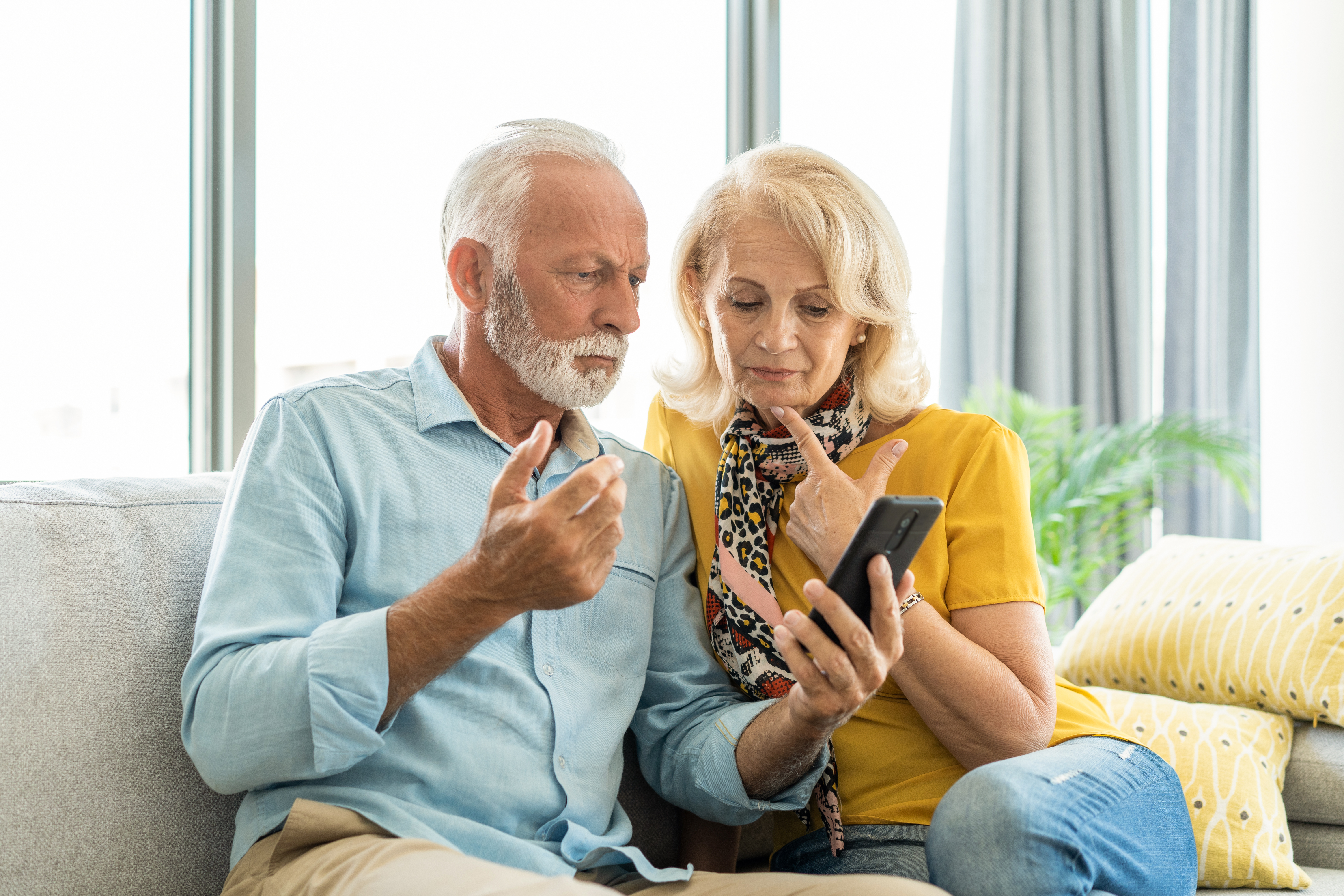 Bewildered elderly couple | Source: Getty Images