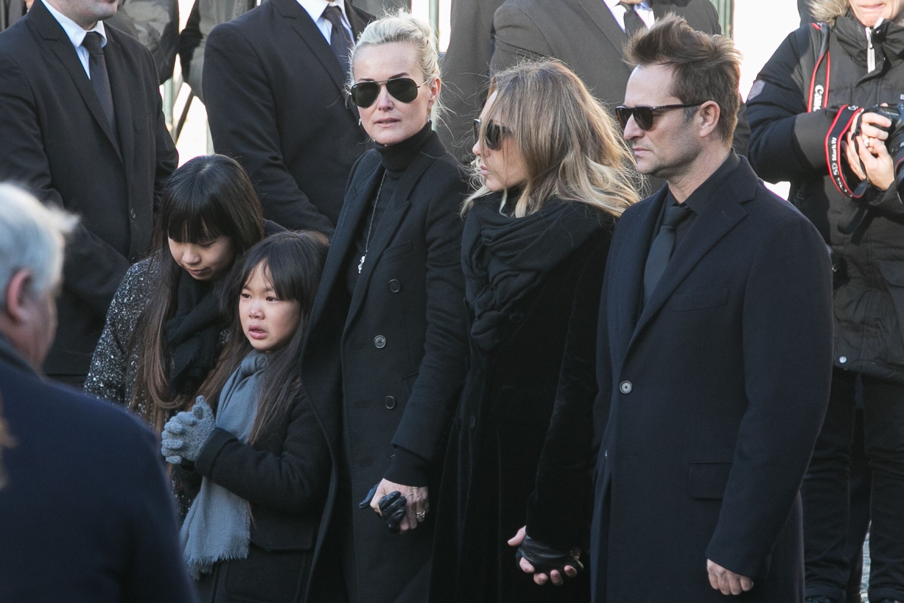 La famille Hallyday lors de l'enterrement de Johnny Hallyday. | Photo : Getty Images La famille Hallyday lors de l'enterrement de Johnny Hallyday. | Photo : Getty Images