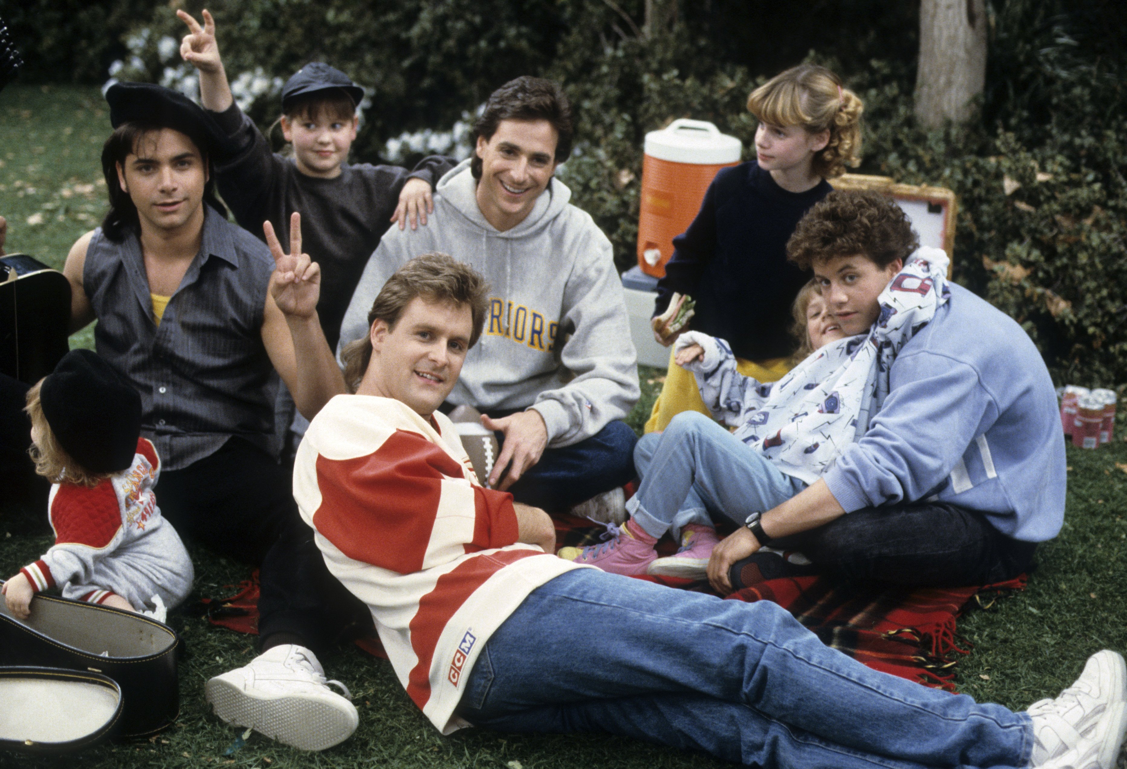 Candace Cameron Bure and Kirk Cameron on the set of "Full House" with their co-stars in 1988 | Source: Getty Images 