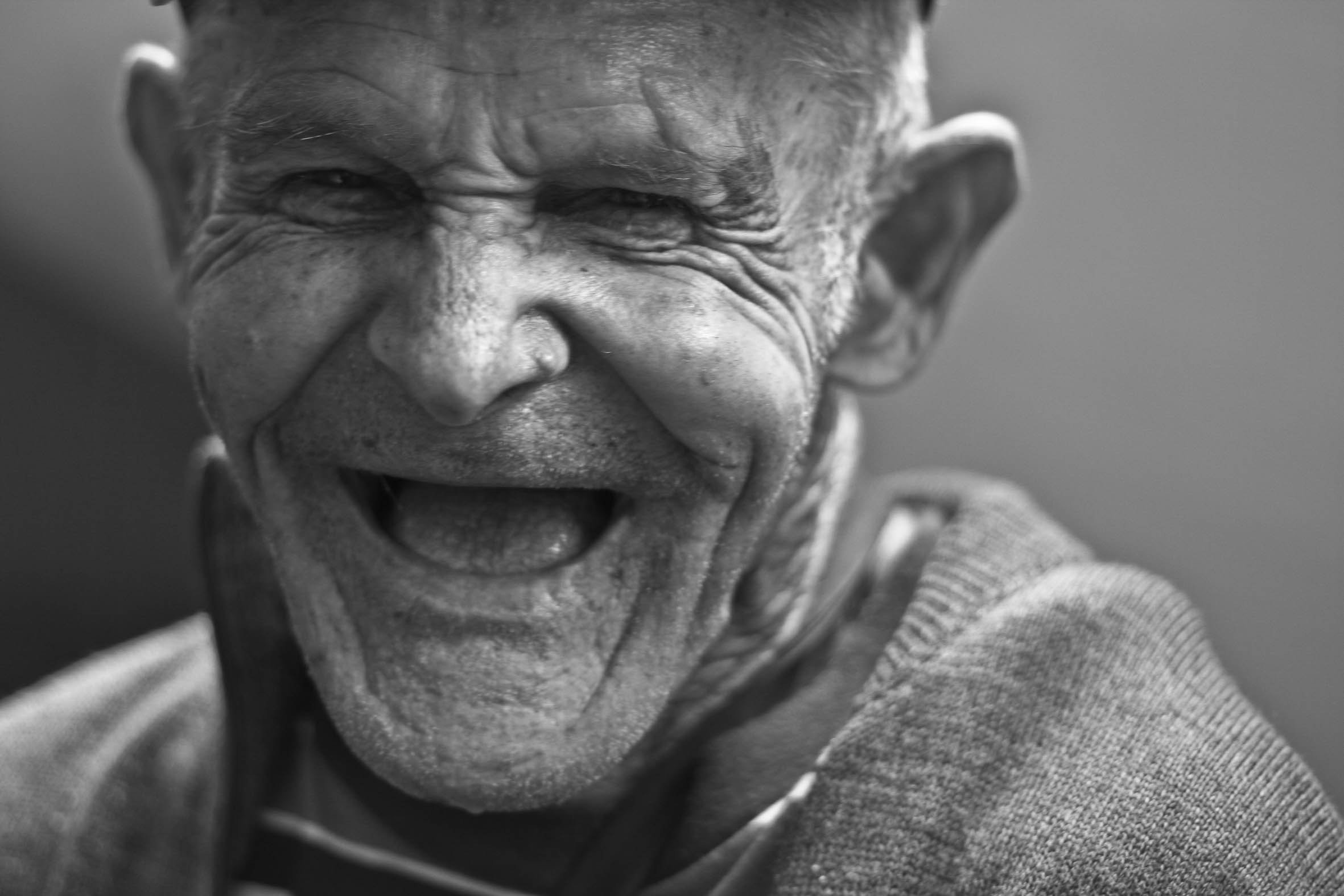 An elderly man laughing. | Pexels/ Flickr