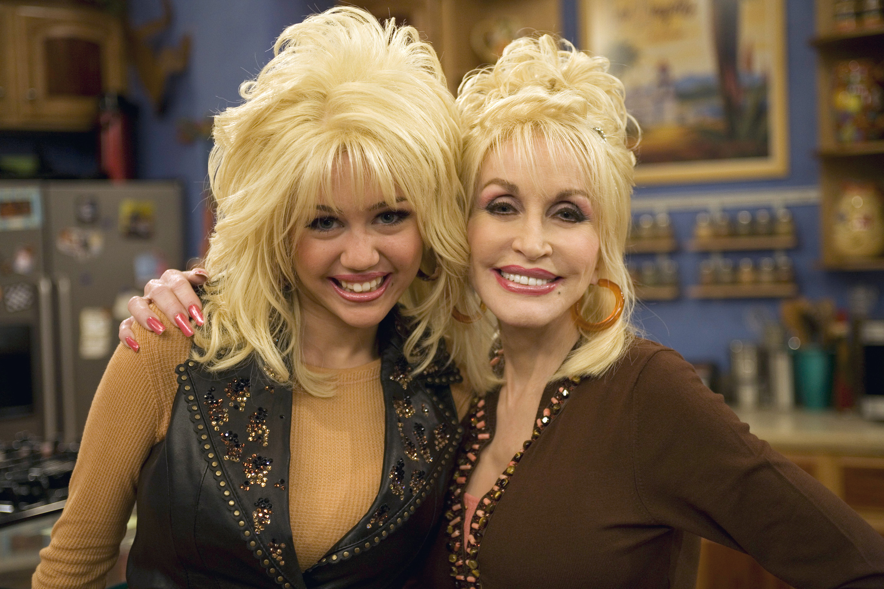 Miley Cyrus and Dolly Parton on "Hannah Montana" on May 31, 2007 | Source: Getty Images