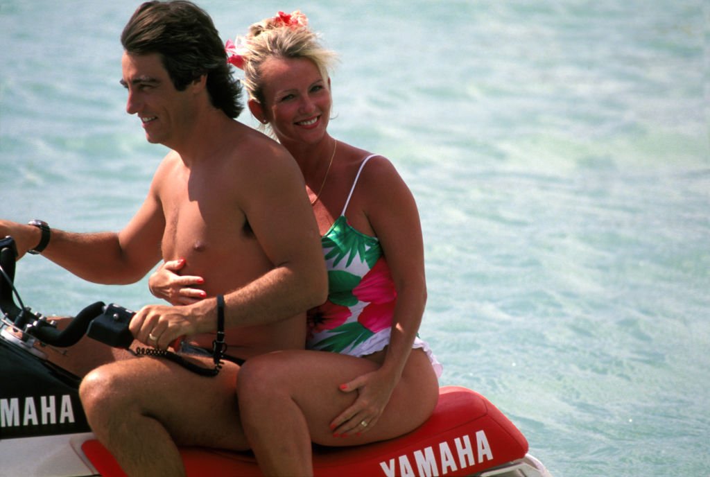 Evelyne Leclercq fait du scooter des mers avec son mari pendant ses vacances à la Guadeloupe le 10 janvier 1989. | Photo : Getty Images