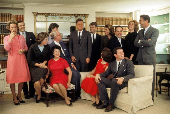 Portrait of members of the Kennedy family at their home in Hyannis Port, Massachusetts on November 9, 1960. | Photo: Getty Images