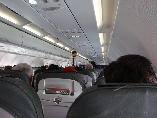 Flight crew talking to passengers | Source: Pixabay