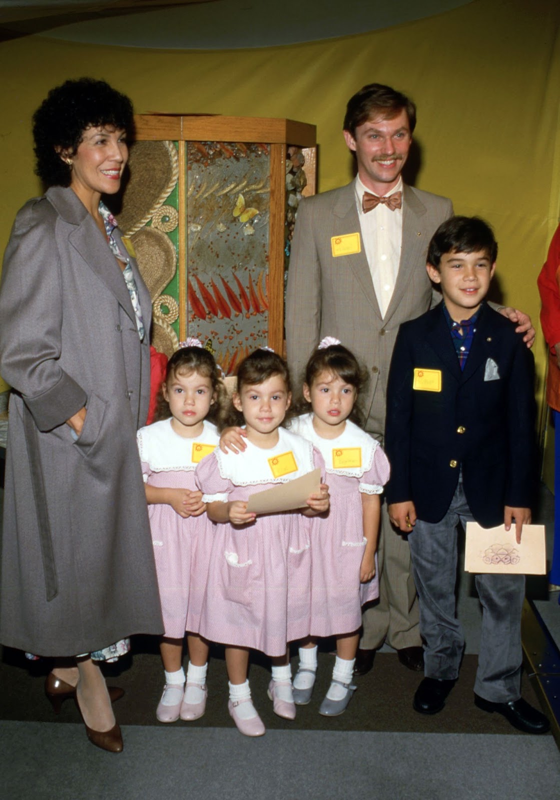 Alma Gonzales and Richard Thomas photographed with their triplet daughters and son in 1986. | Source: Getty Images