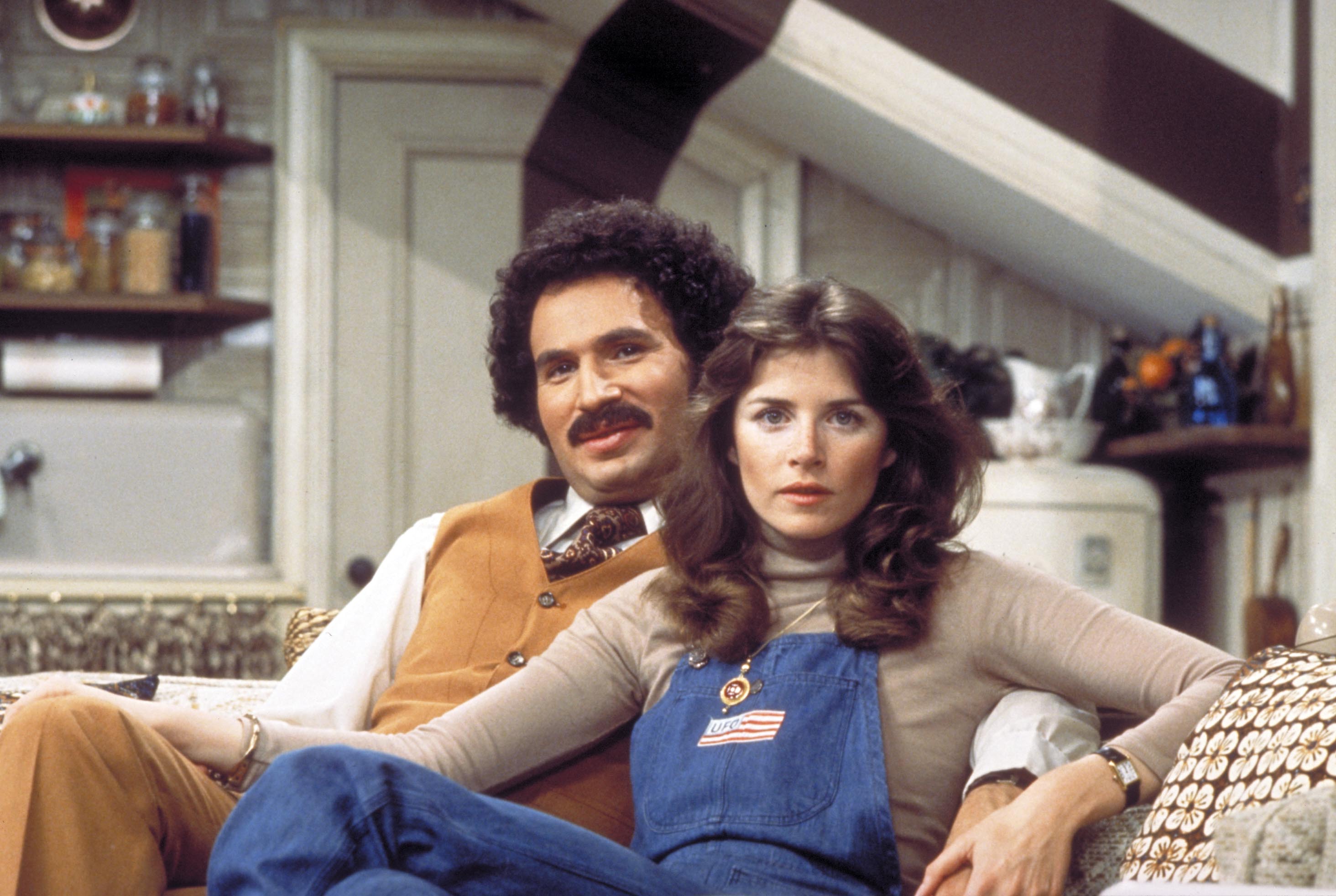 Gabe Kaplan and Marcia Strassman on the set of "Welcome Back, Kotter" onSeptember 23, 1976 | Source: Getty Images