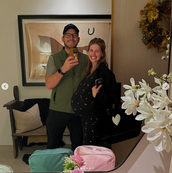 Chris Pratt and Katherine Schwarzenegger smiling in a mirror selfie. | Source: Instagram/prattprattpratt