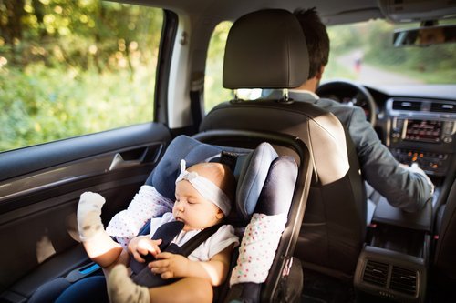 A father driving with his baby in the car. | Source: Shutterstock.