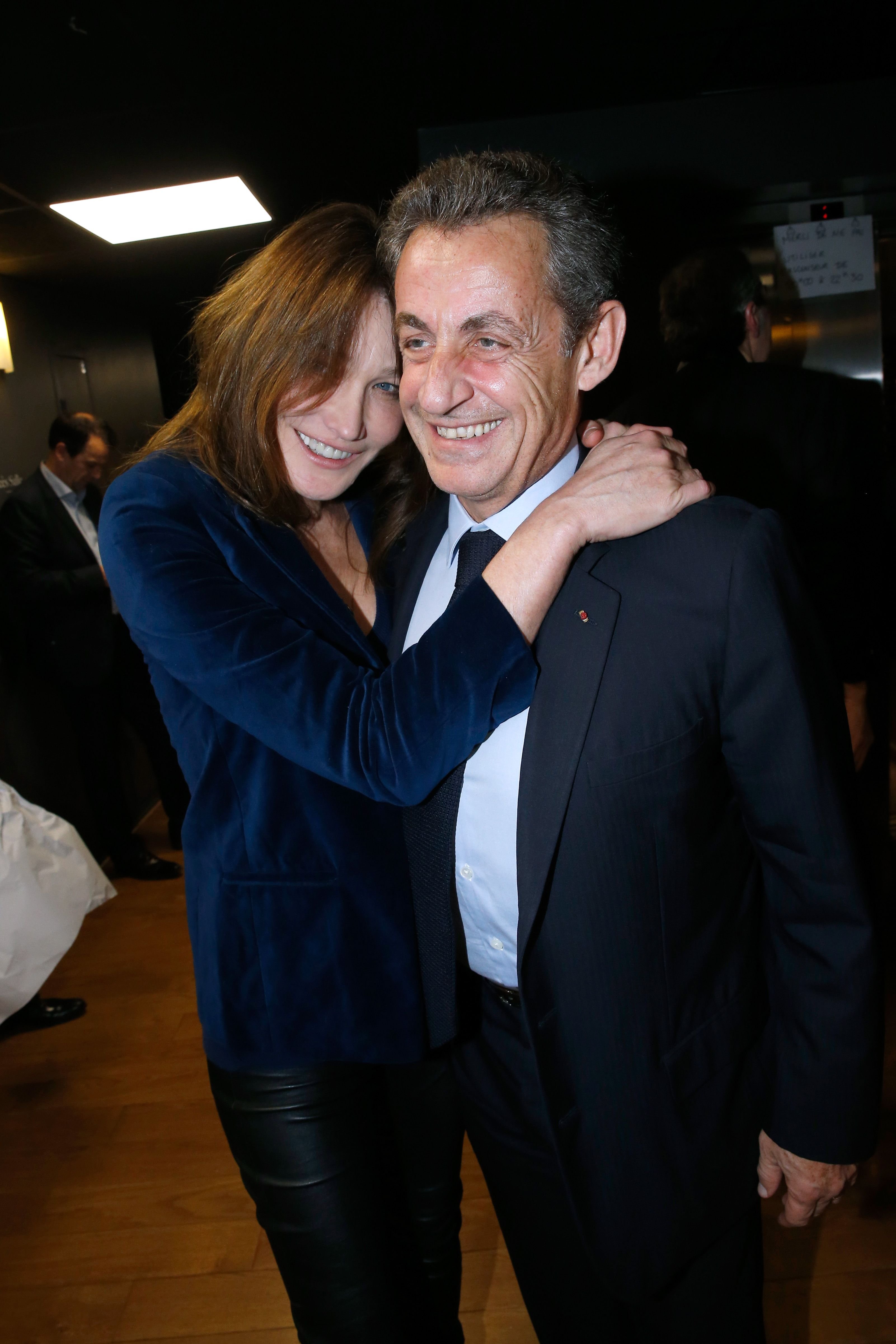 Nicolas Sarkozy et son épouse Carla Bruni Sarkozy à la Salle Pleyel le 30 janvier 2017 à Paris, France. | Photo : Getty Images