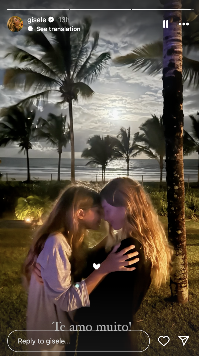 Vivian Brady and Gisele Bündchen sharing a tender moment. | Source: Instagram/gisele