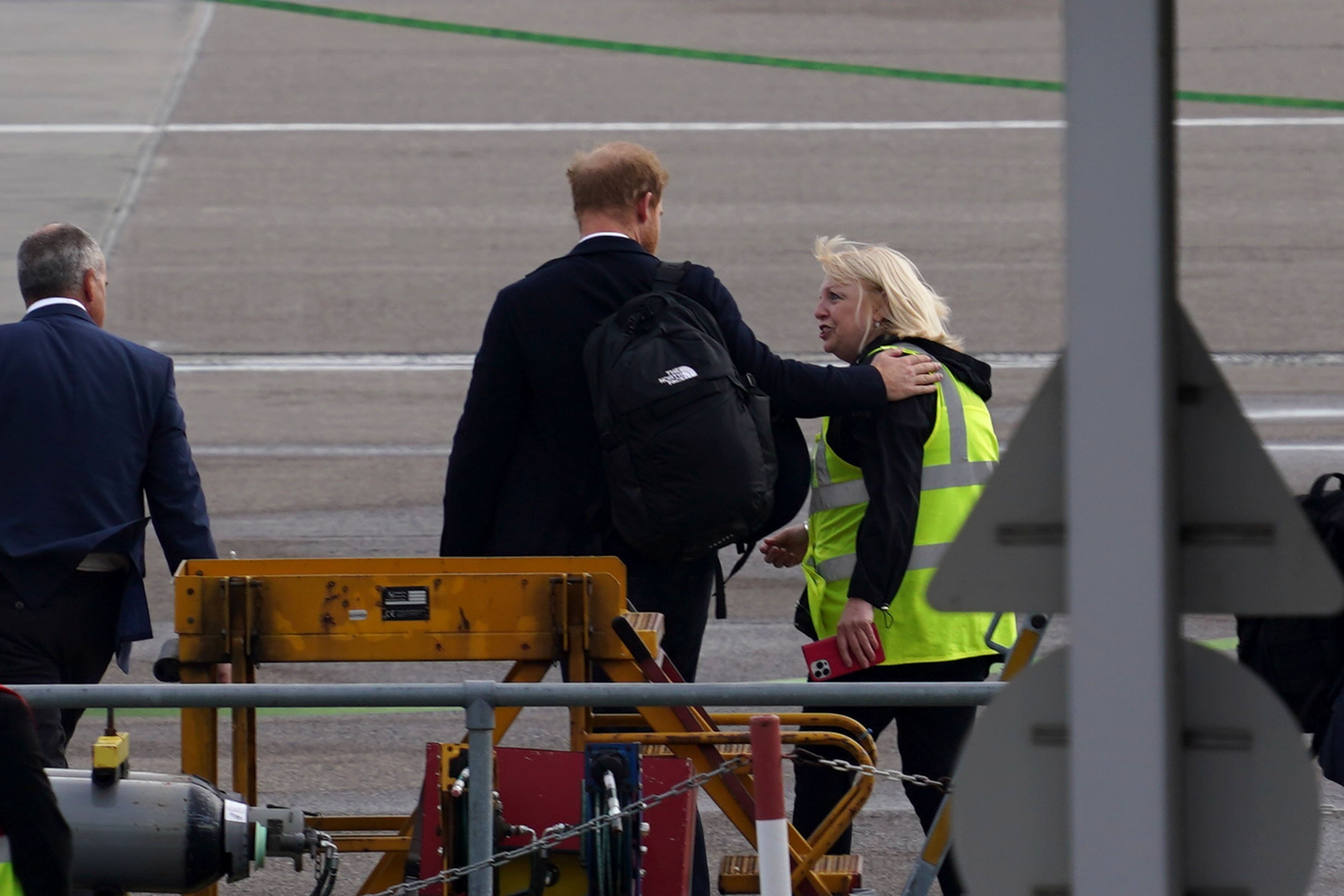 Prinz Harry steigt am 9. September 2022 in Aberdeen, Großbritannien, an Bord eines Fluges am Flughafen Aberdeen | Quelle: Getty Images