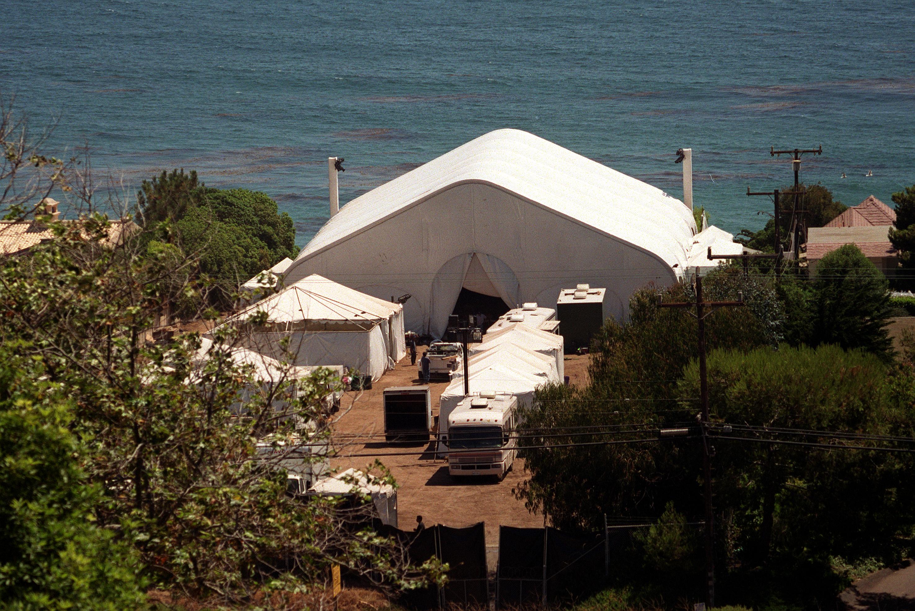 Tents for the wedding of Jennifer Aniston and Brad Pitt by the Pacific Ocean on July 27, 2000, in Malibu, California. | Source: Getty Images