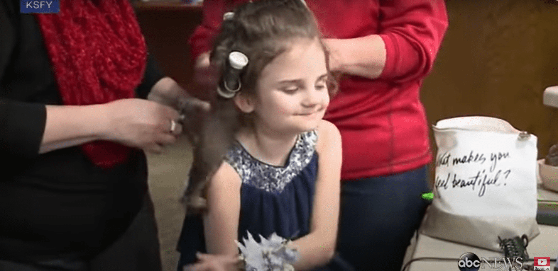 Die 10-jährige Rebekah Spader lässt sich von ihrer Großmutter die Haare machen. | Quelle: Youtube.com/ABC News