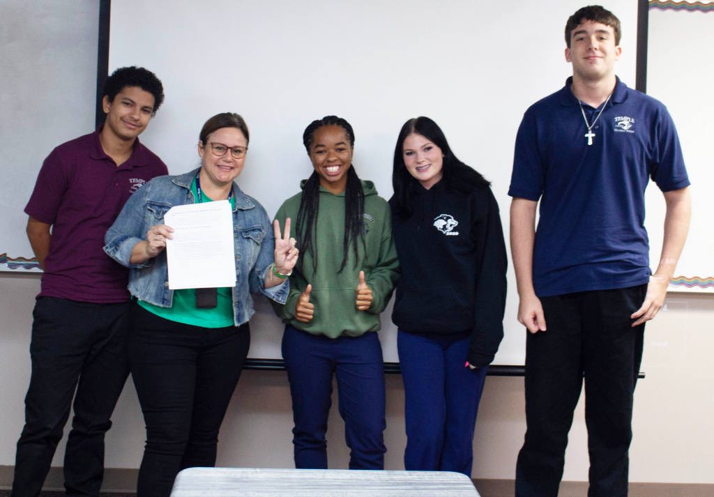 Anna Kepner smiles and poses alongside classmates. | Source: Facebook/Temple Christian School