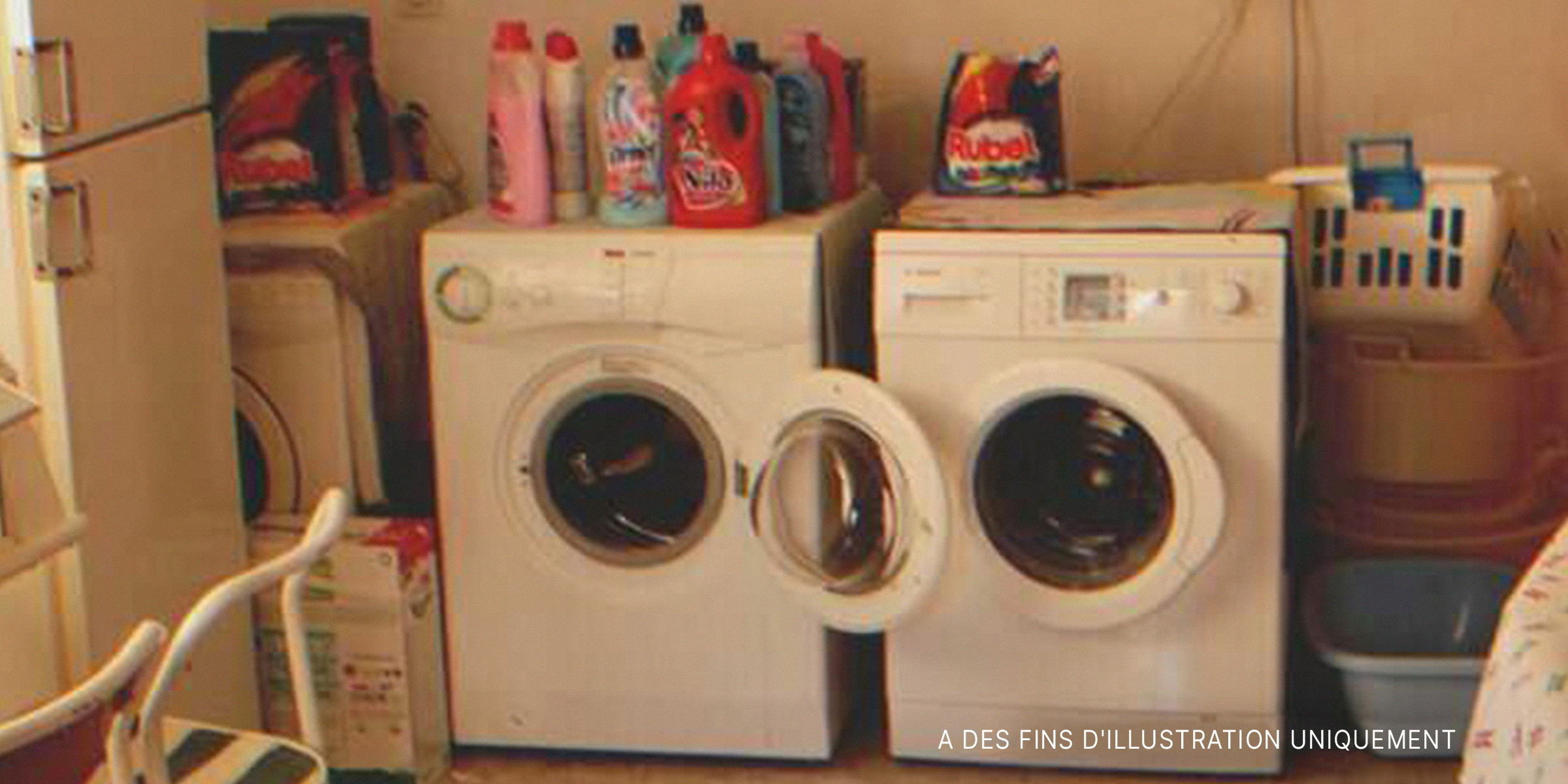 Des machines à laver avec des bouteilles de détergent dessus. | Source : Flickr / auxesis (CC BY 2.0)