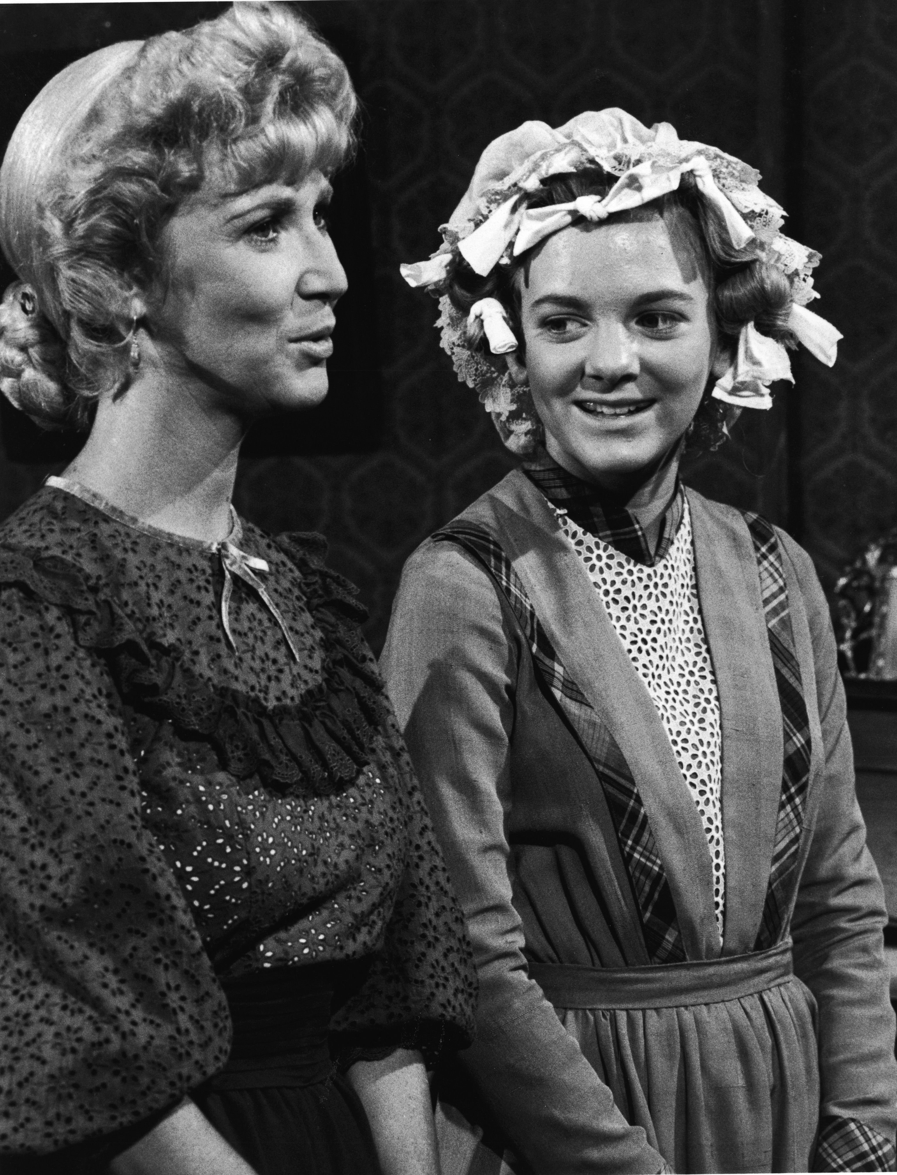 Charlotte Stewart y Alison Arngrim en escena de 'Little House on the Prairie' en 1977. | Foto: Getty Images