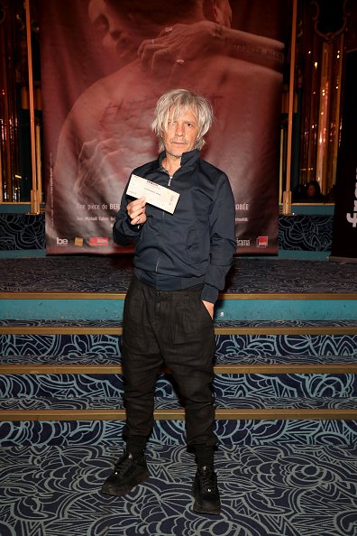 Nicola Sirkis assiste à la première de "Elephant Man" aux Folies Bergeres. |Photo : Getty Images Nicola Sirkis assiste à la première de "Elephant Man" aux Folies Bergeres. |Photo : Getty Images