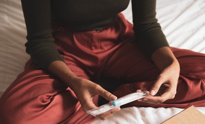  There it was -- a little pink cross on the pregnancy test | Source: Unsplash