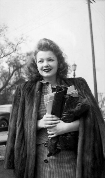 Actress Anne Baxter arrives to the back lot in Los Angeles, California | Photo: Getty Images