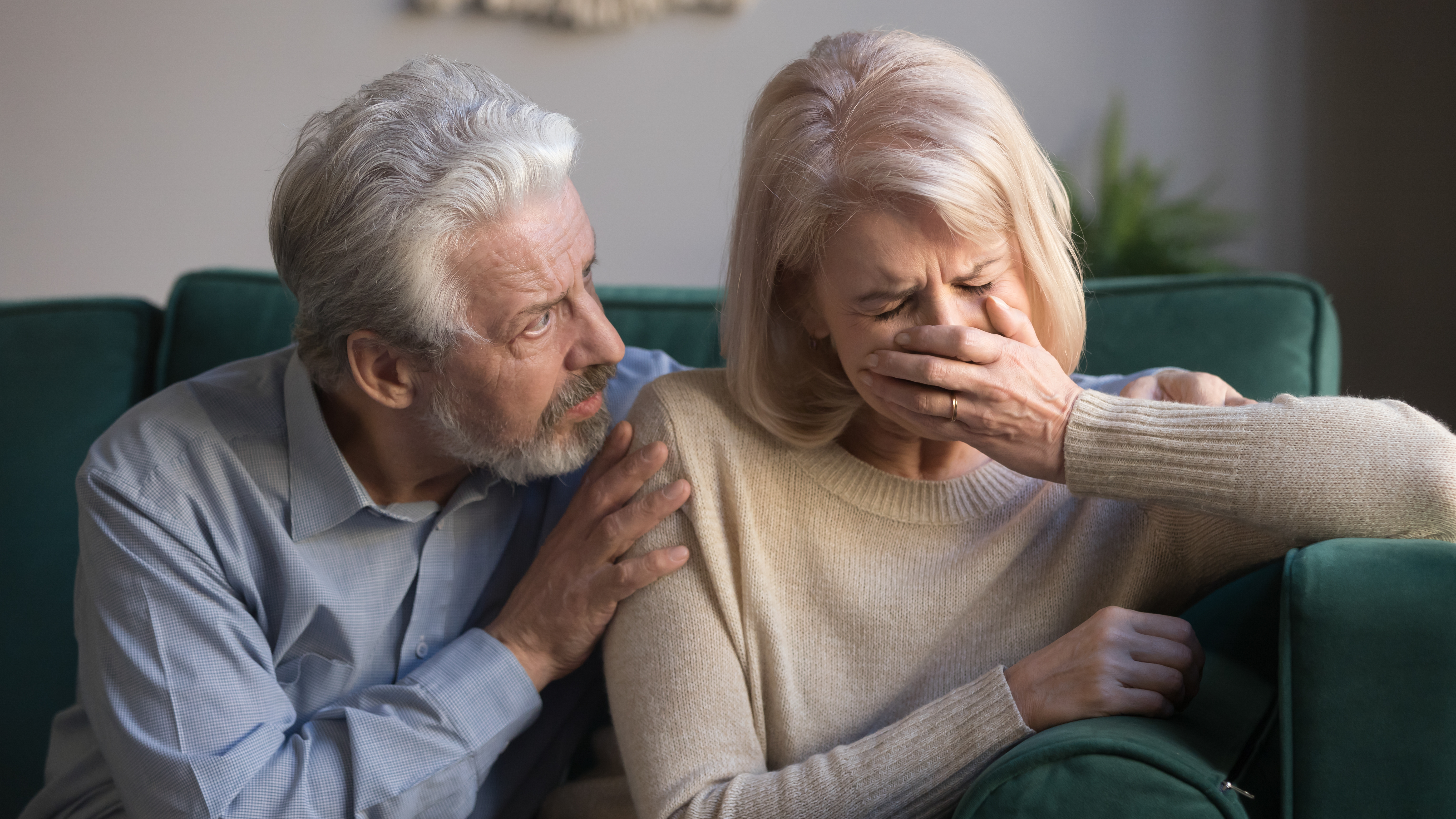 A man comforting a woman | Source: Shutterstock